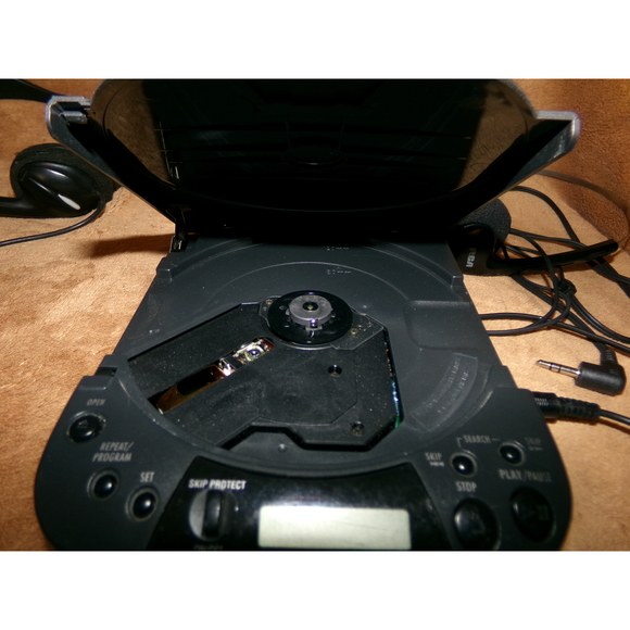 RCA Portable CD Player with ESP - Picture 9 of 9